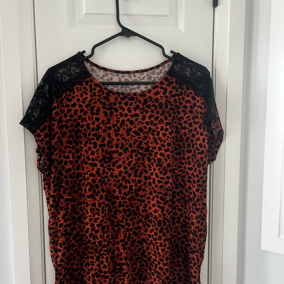 Torrid  | Super Soft Knit Short Sleeve T Shirt Leopard Print 00 (Large) - Picture 5 of 7